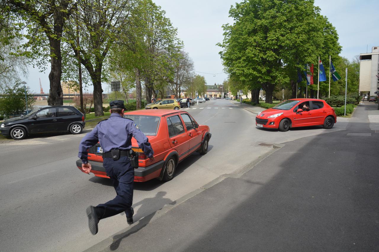 Sisak: Policajac tr?ao za voza?em koji je vozio u pogrešnom smjeru