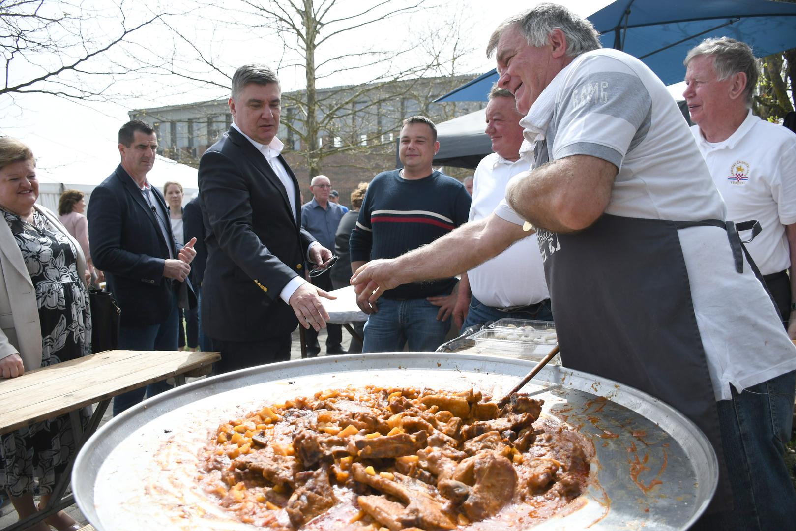 01.04.2024., Gradec  -  Predsjednik Republike Zoran Milanovic prisustvovao je paljenju Vuzmice u dvoristu Zupne crkve Ranjenog Isusa, te je obisao izlagace na manifestaciji 'Uskrsni obicaji gradeckoga kraja' Photo: Damir Spehar/PIXSELL