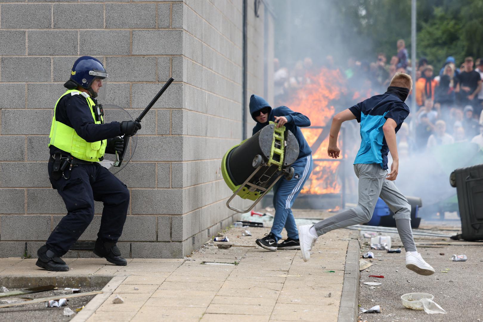 Do antimuslimanskih prosvjeda, da podsjetimo, došlo je nakon što su prošli ponedjeljak u gradu Southportu na sjeverozapadu Engleske nožem ubijene tri djevojčice na plesnom događanju posvećenom Taylor Swift.