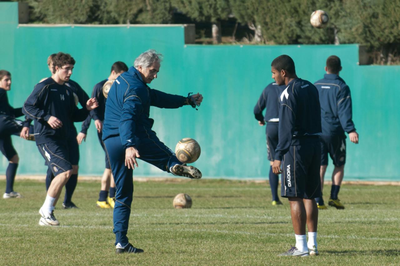 'sport...medjugorje...16.01.2011...nk dinamo, pripreme u medjugorju...vahid halilhodzic pokazuje sammiru kako se izvode zahtjevnije radnje s loptom foto: zoran grizelj vecernji list'