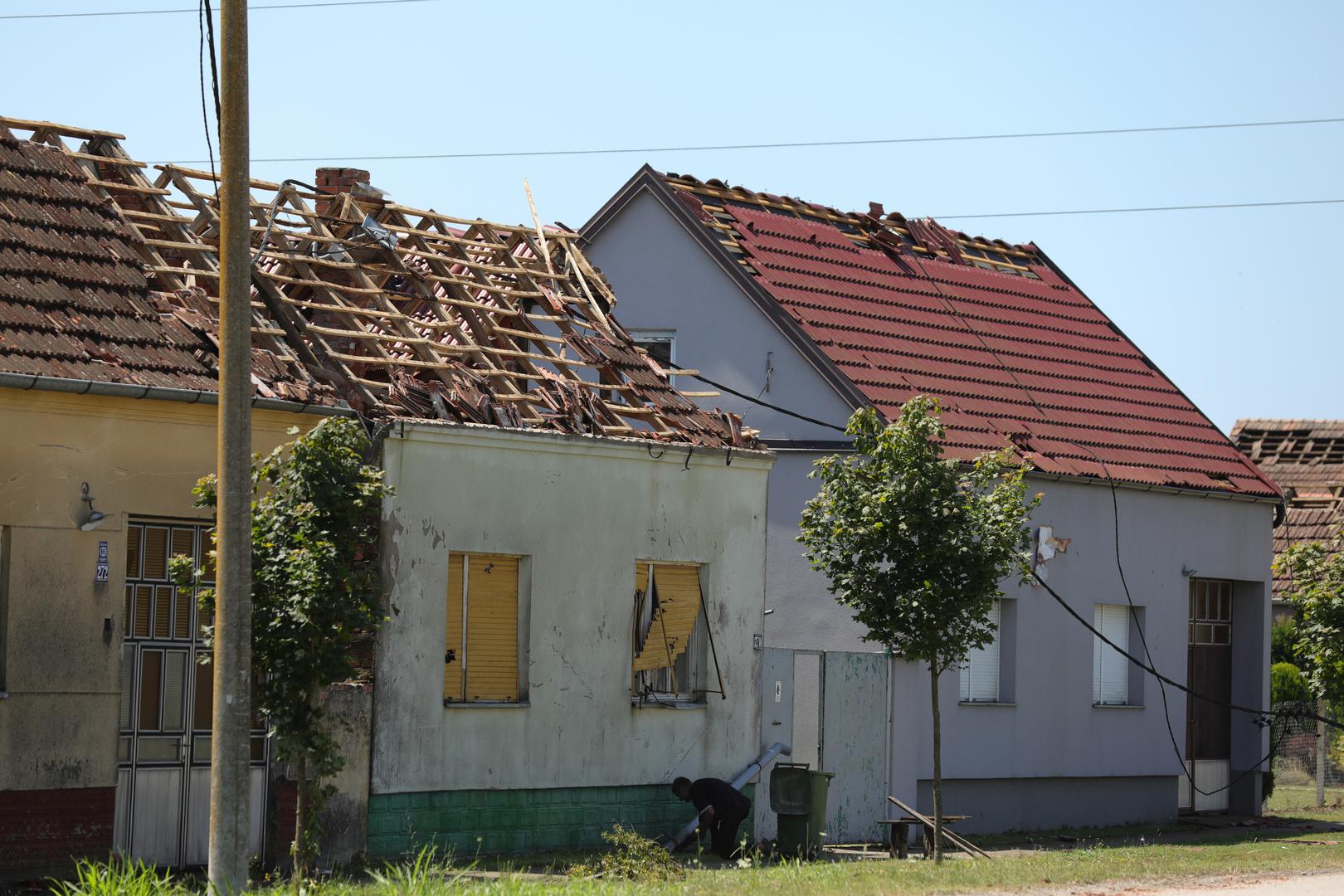 20.07.2023., Vinkovci - Gradiste, Andrijasevci i Cerna slavonska sela koja su jako strradala od posljednjeg olujnog nevremena. Stanovnici pokusavaju sanirati stetu. Photo: Dubravka Petric/PIXSELL