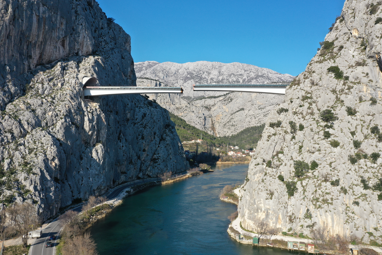 09.02.2023., Omis - Spajanje mosta iznad rijeke Cetine kod Omisa na 70 metara nadmorske visine koji je dio omiske zaobilaznice. Omiska obilaznica jedan od najvecih infrastrukturnih objekata u Splitsko-dalmatinskoj zupaniji, a zaobilaznicu ukljucuju dva tunela i most preko Cetine, tunel Komorjak dug vise od 600 metara, a Omis vise od 500 metara, dok ce most biti u duzini od 216 metara. Investitor je tvrtka Hrvatske ceste, koja je za prvu fazu brze ceste Split - Omis izdvojila 174,5 milijuna kuna, a s radovima se pocelo u rujnu 2019.  Photo: Matko Begovic/PIXSELL