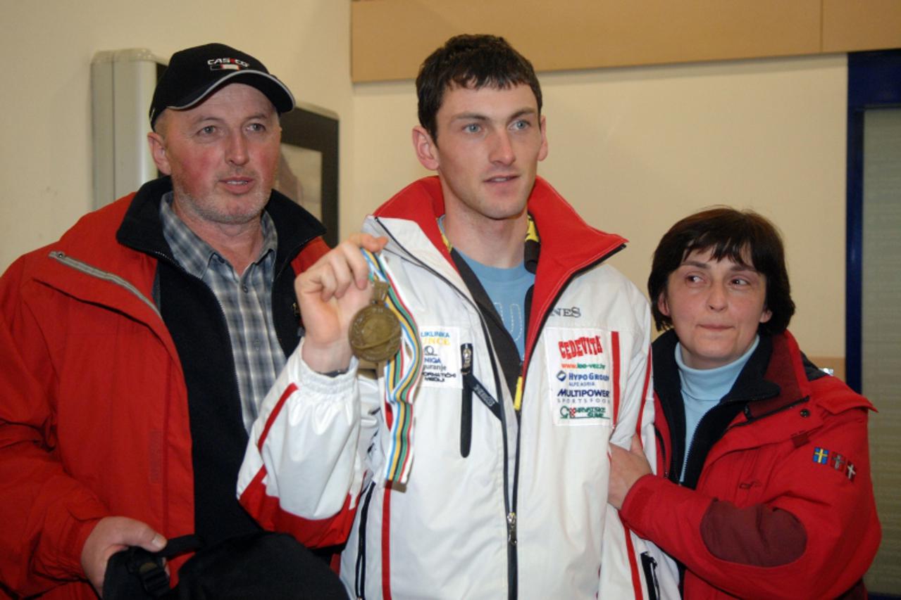 '23.02.2009.....Zagreb...spo......Zracna luka Pleso.Jakov Fak sletio je u zracnu luka s broncanom medaljom sa svjetskog prvanstva u biatlonu koje se odrzalo u Juznoj Koreji.Jakov Fak s roditeljima.Pho