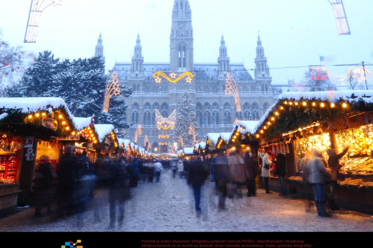 '15.12.2010, Innere Stadt, Wien, AUT,  Wien Feature, im Bild Weihnachtsmarkt / Christkindlmarkt vor dem Rathaus im ersten Wiener Gemeindebezirk// Foto © nph /  M. Gruber'