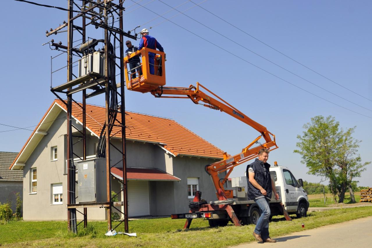 '19.05.2012.,Svinjarevci-Jucer u 21 i 35 sati u centru sela Svinjarevci smrtno je stradao dvanaestogodisnji djecak koji se igrajuci popeo na neograeni trafo pri cemu je smrtno stradao od elektricnog 