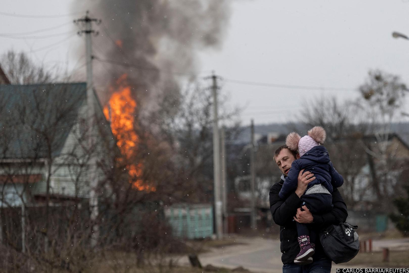 Local residents escape from the town of Irpin, after heavy shelling landed on the only escape route used by locals, as Russian troops advance towards the capital of Kyiv, in Irpin, near Kyiv, Ukraine March 6, 2022. REUTERS/Carlos Barria Photo: CARLOS BARRIA/REUTERS