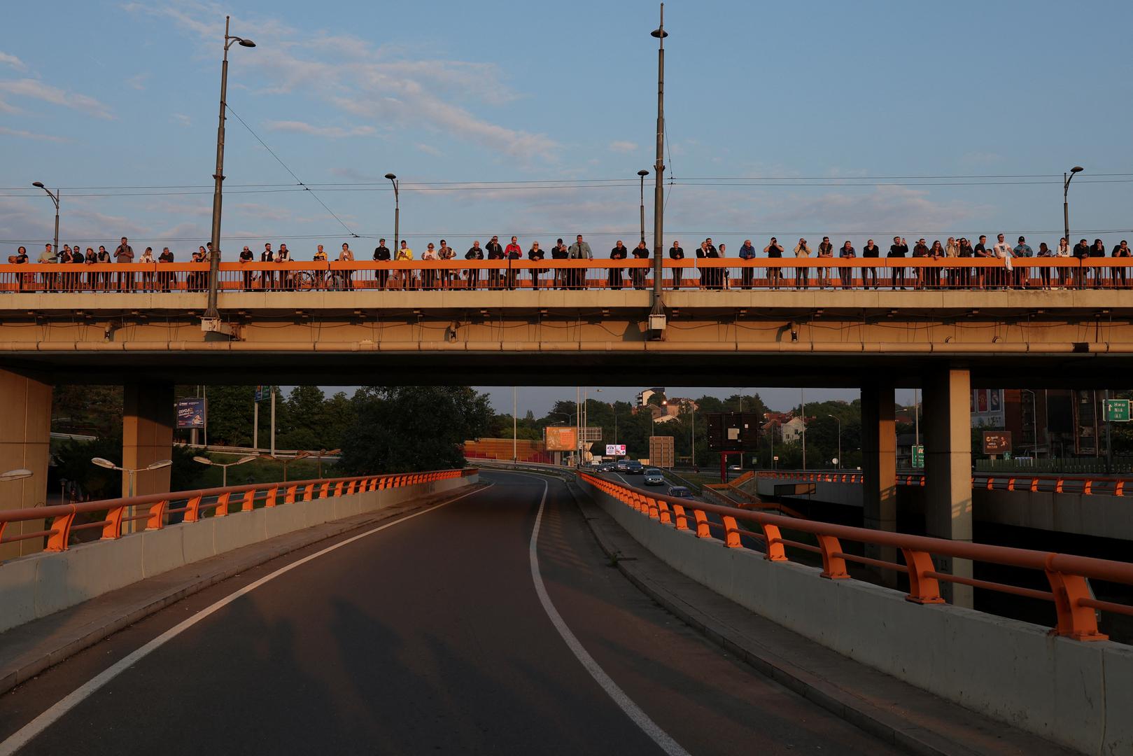 People stand on a bridge as Serbia's main opposition parties protest against violence and in reaction to the two mass shootings in the same week, that have shaken the country, in Belgrade, Serbia, May 19, 2023. REUTERS/Marko Djurica Photo: MARKO DJURICA/REUTERS