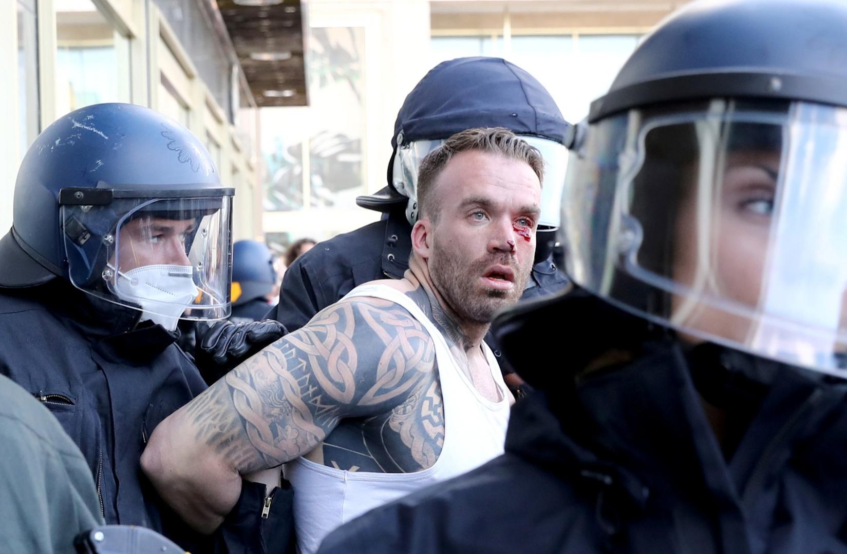 Protest during the coronavirus disease (COVID-19) outbreak in Berlin SENSITIVE MATERIAL. THIS IMAGE MAY OFFEND OR DISTURB A protester is detained by police officers during a demonstration at Alexanderplatz, amid the spread of the coronavirus disease (COVID-19), in Berlin, Germany, May 9, 2020. REUTERS / Christian Mang CHRISTIAN MANG