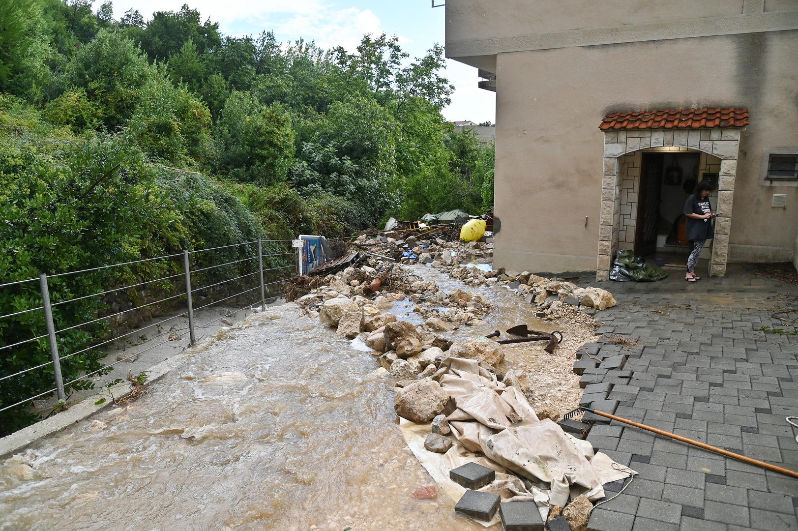 05.10.2024., Podgora - Jako nevrijeme gdje je palo do 140 litara kise po cetvornom metru strovilo je bujice na ulicama Podgore. Photo: Matko Begovic/PIXSELL