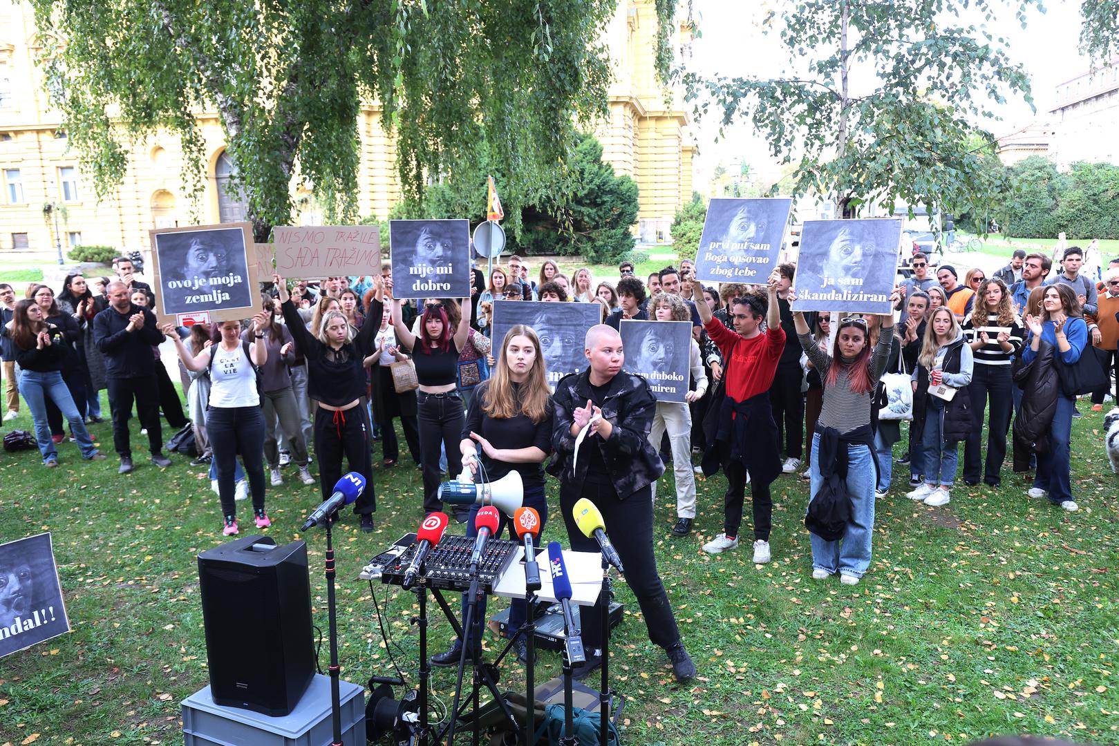 30.10.2023., Zagreb - Prosvjed protiv povratka profesora Ozrena Prohica na fakultet. Okupljeni su ispred glavne zgrade ADU i preko zvucnika usmjerenog prema ADU pustili snimku zlostavljanja prof. Prohica. Takodjer su na prosvjedu predstavili zahtjeve za koje vjerujemo da su od velike vaznosti kako bi se studente stvarno zastitilo od neprimjerenog ponasanja profesora, te kako bi se sustav “Nismo trazile” poboljsao tako da zaista stiti i daje podrsku zrtvama seksualnog uznemiravanja, napastovanja na ADU i ostalim obtazovnim institucijama. Photo: Sanjin Strukic/PIXSELL