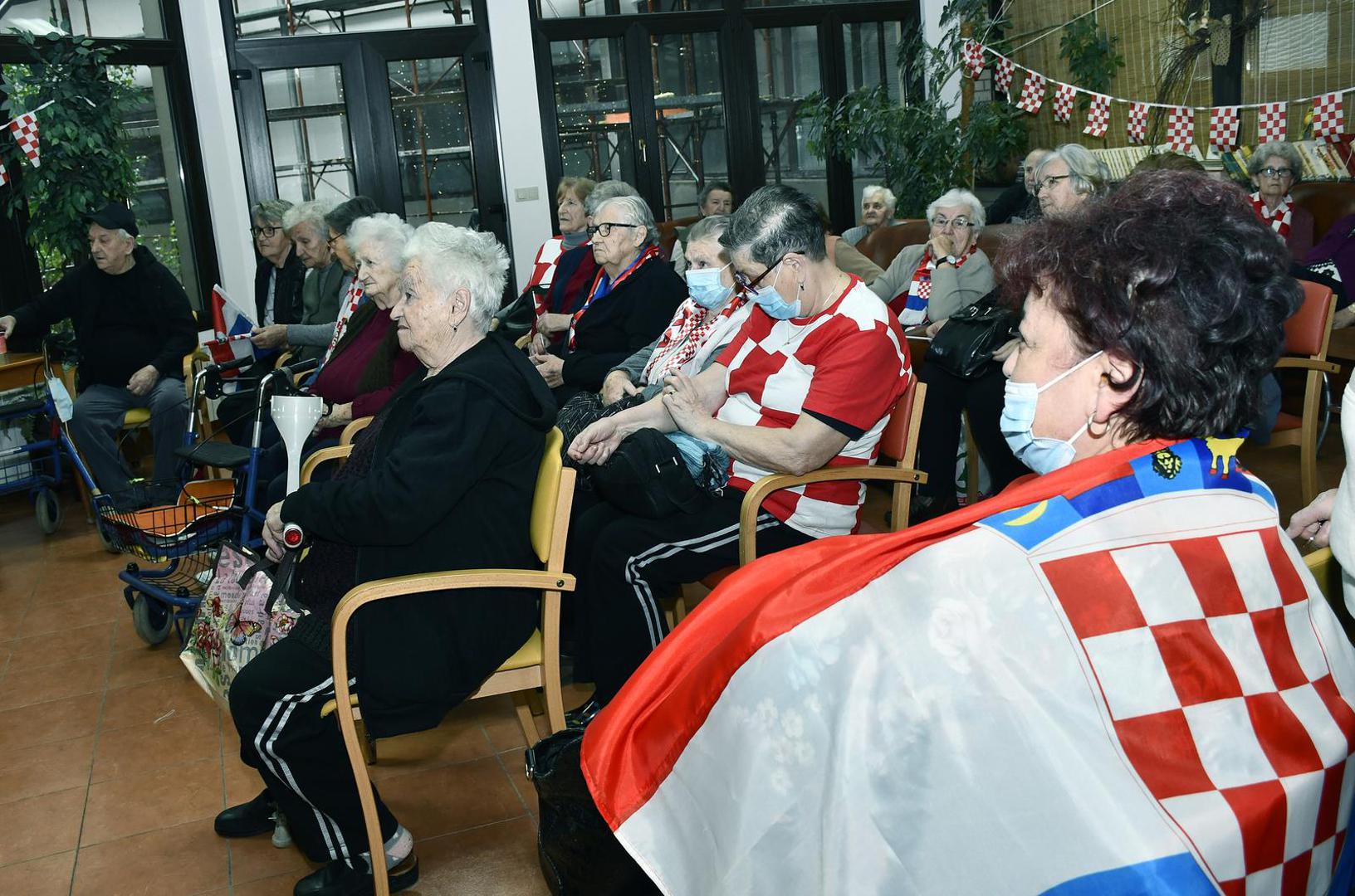 23.11.2022., Sisak - Djelatnici i korisnici Doma za starije i nemocne osobe sa zanimanjem su pratili utakmicu Svjetskog nogometnog prvenstva izmedju Hrvatske i Maroka. 

  Photo: Nikola Cutuk/PIXSELL