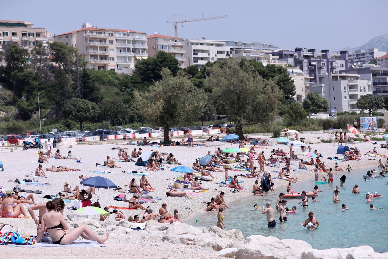 Split: Građani spas od vrućina potražili na plažama 