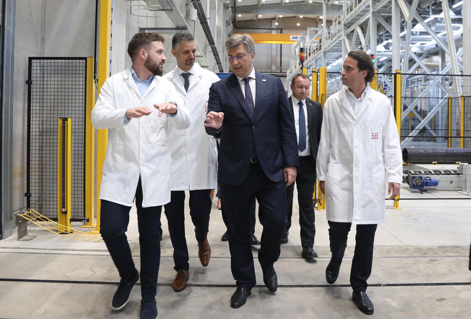 05.08.2023., Drnis - Obilazak tvornice aluminija Aluflexpack Novi. predsjednik Vlade RH Andrej Plenkovic, clan Uprave Aluflecpack Johannes Steurer (D) Photo: Dusko Jaramaz/PIXSELL