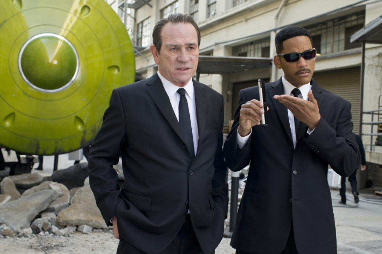 'Tommy Lee Jones (left) and Will Smith star in Columbia Pictures\' MEN IN BLACK 3.'