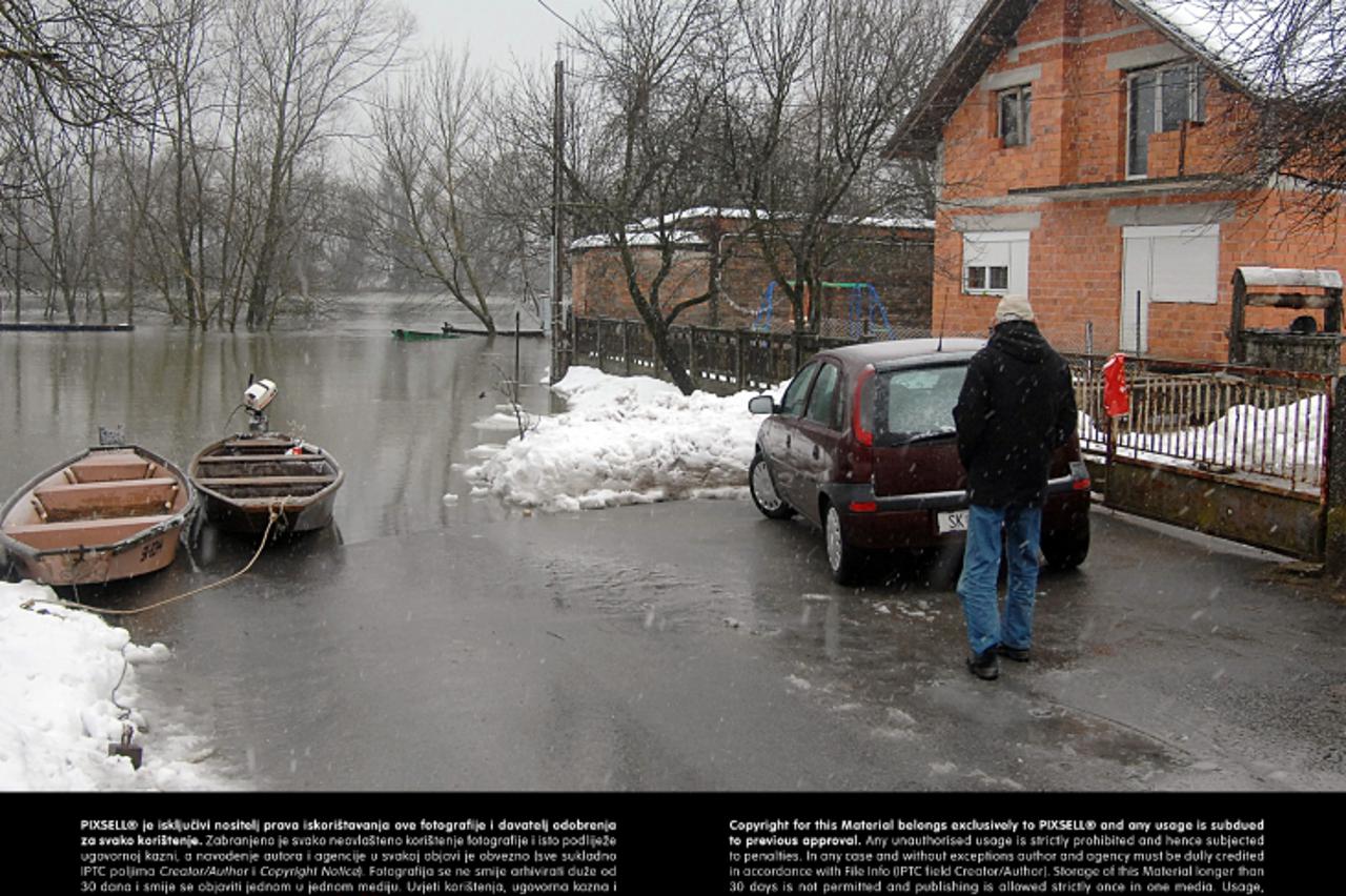 '24.01.2013., Letovanic, Stari Brod, Zazina - Zbog visokog vodostaja rijeke Kupe, otapanja snijega i zaobalnih voda ugrozene su kuce u naseljima uzvodno od Siska, a zatvorene su i neke lokalne ceste. 