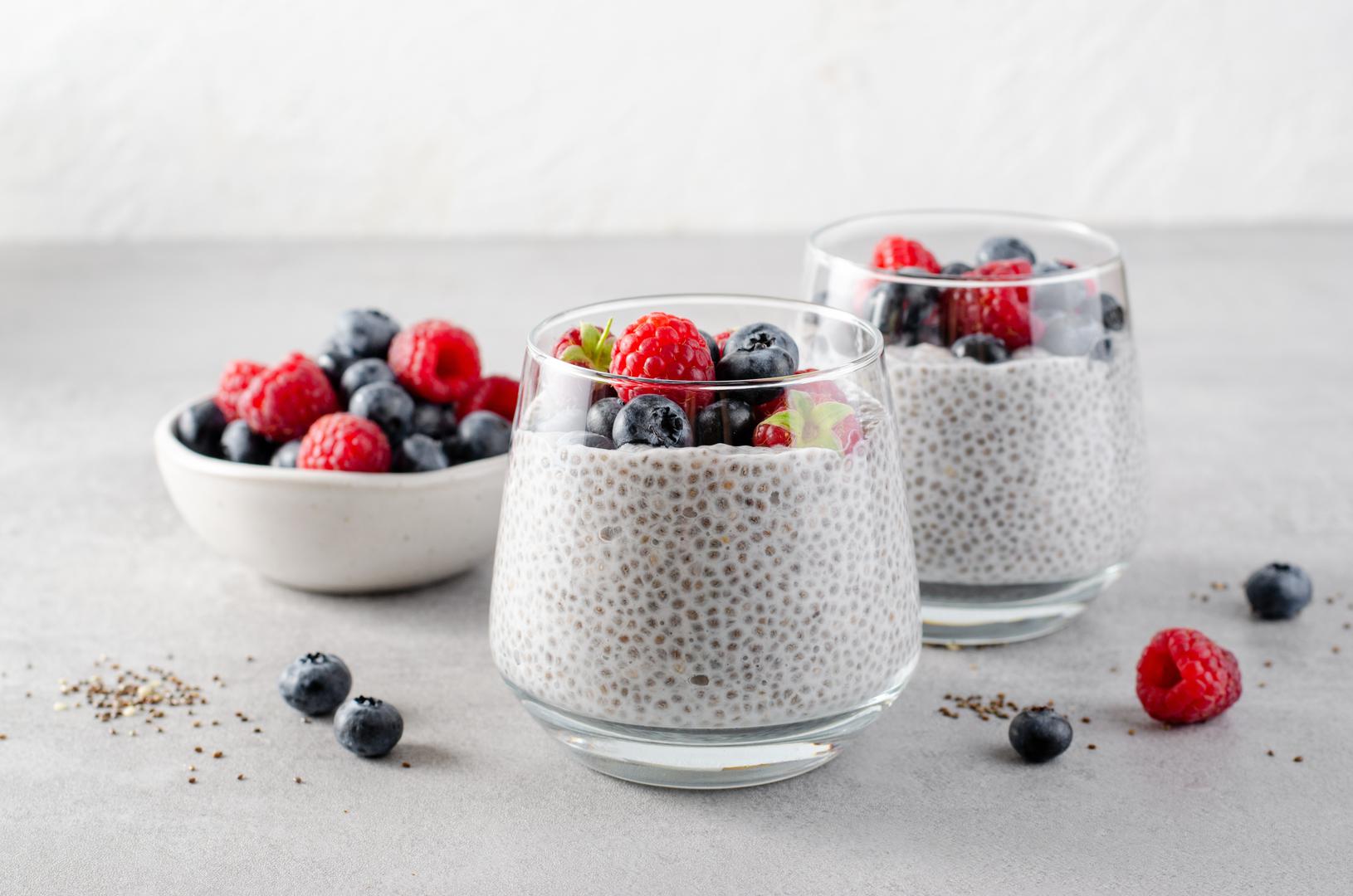 Chia puding je također odličan izbor za doručak. Pomiješajte chia sjemenke s biljnim mlijekom, malo zaslađivača i vanilije, a zatim ohladite preko noći za sočan početak.