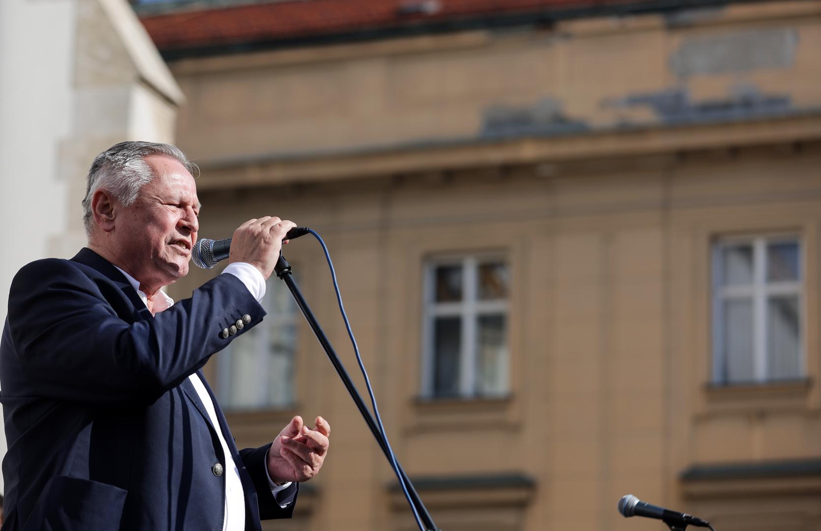 17.02.2024., Zagreb - Pod nazivom"Dosta je! Odmah na izbore" danas se na Markovom trgu  odrzao prosvjed koji organizira 11 parlamentarnih stranaka lijevo-liberalne oporbe, a koji ce zatraziti zaustavljanje korupcije, kriminala, pljacke i HDZ-ove uzurpacije vlasti te trenutacno raspisivanje izbora. Photo: Luka Stanzl/PIXSELL