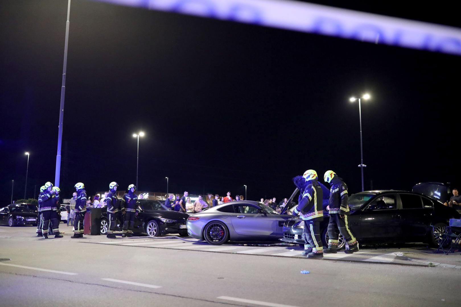 16.06.2023., Zagreb - Teska prometna nesreca dogodila se u veceras oko 22 sata u Buzinu kada je vozac automobila naletio na vise pjesaka na parkiralistu trgovackog centra. Više ozljedjenih osoba lezalo je na podu po dolasku hitnih sluzbi te su pozvana jos troja kola hitne pomoc. 
Osobu koja se nalazila ispod osobnog vozila oslobodili su djelatnici Hitne medicinske pomoci.  Photo: Emica Elvedji/PIXSELL