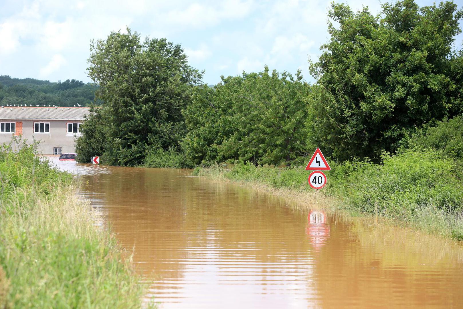 U dva navrata su s prometnica uklonjeni odroni zemlje i kamenja a vatrogasci su pomogli izvući i dva vozila zaglavljena u vodi, naveo je 
zapovjednik Javne vatrogasne postrojbe Krk Gorana Grubišića. 