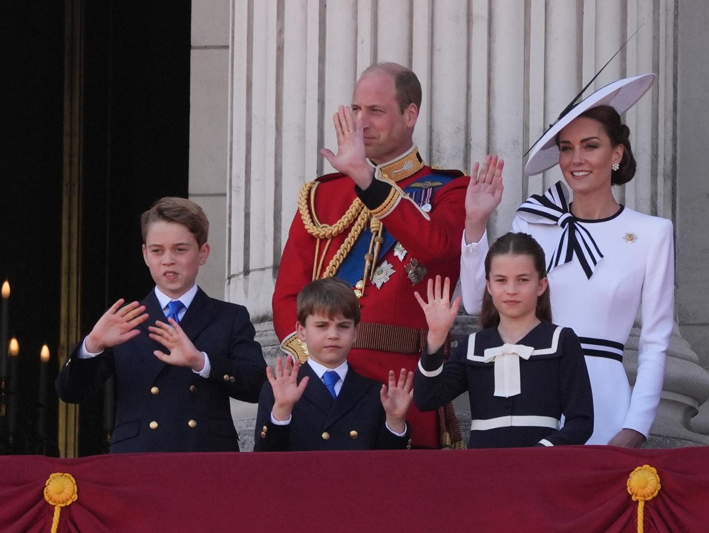 Ovo je jedna od onih trenutaka za pamćenje! Srca Britanaca napokon mogu biti na mjestu zato što je skoro cijela kraljevska obitelj, izuzmemo li princa Harryja i Meghan Markle, napokon na okupu. 