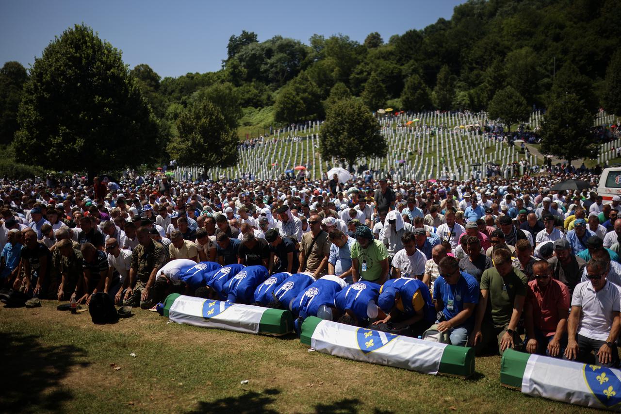 Potočari: Klanjana je dženaza te obavljen ukop 14 žrtava genocida na području Srebrenice