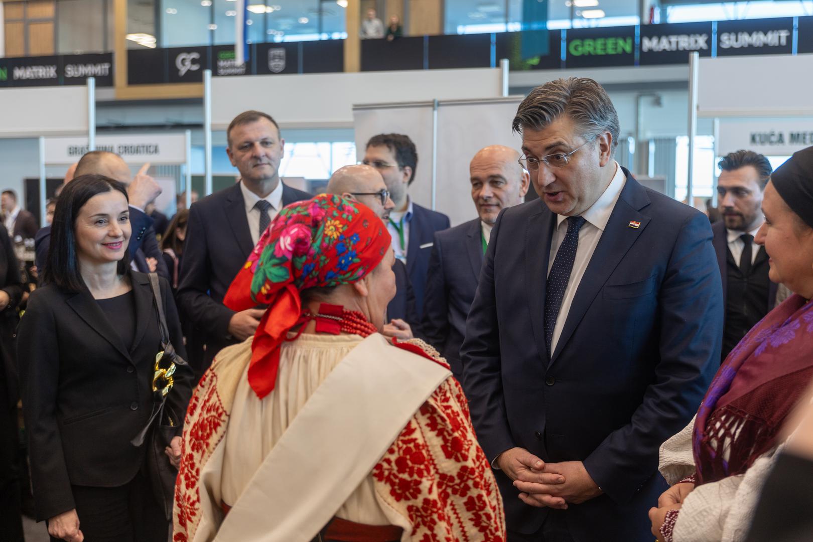 25.01.2024., Osijek - Predsjednik Vlade Andrej Plenkovic sudjelovao je na svecanom otvorenju konferencije 4. Dani poljoprivrede, ribarstva i sumarstva. Nakon otvaranja konferencije, ministrica poljoprivrede Marija Vuckovic urucila je ugovore iz Programa ruralnog razvoja, a potom su zajedno obisli izlagace poljoprivredno-prehrambenih proizvoda.
 Photo: Borna jaksic/PIXSELL