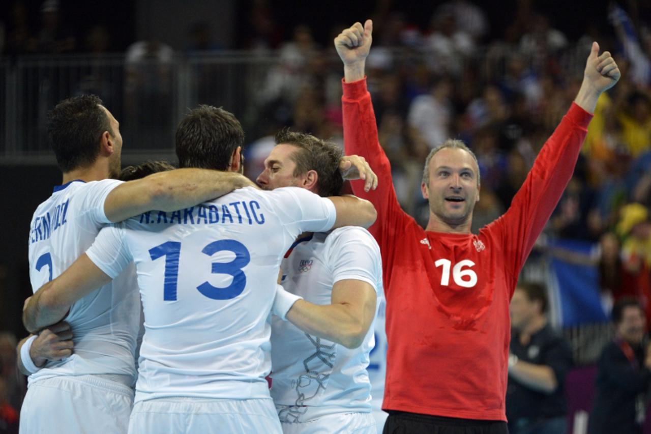 'France\'s goalkeeper Thierry Omeyer (R) celebrates next to teammates after they won the men\'s gold medal handball match between Sweden and France for the London 2012 Olympics Games on August 12, 201