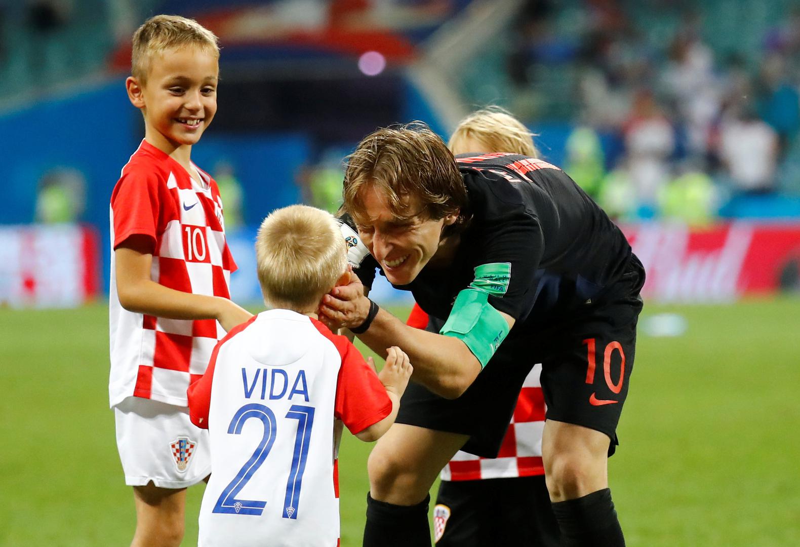 Njima se pridružio i Vidin sin David pa je Modrić s troje mališana napucavao loptu u gol.