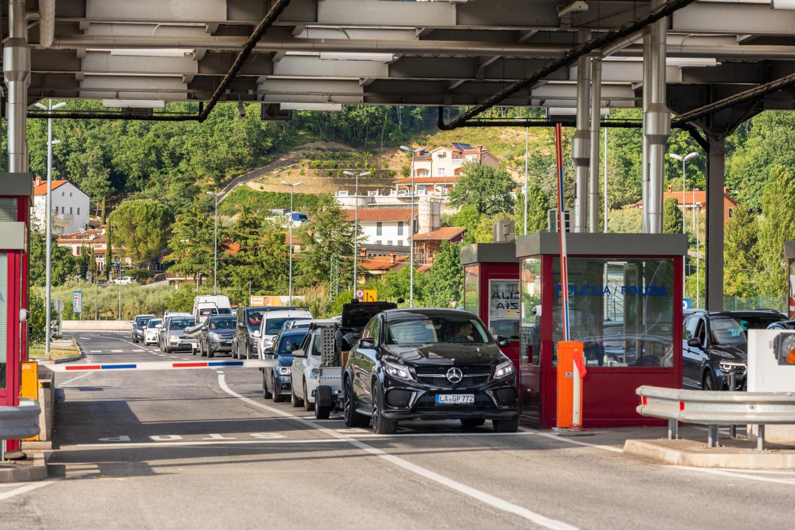 22.05.2020.. Plovanija - Strani drzavljani ulaze u Hrvatsku na granicnom prijelazu Kastel.
Photo: Srecko Niketic/PIXSELL