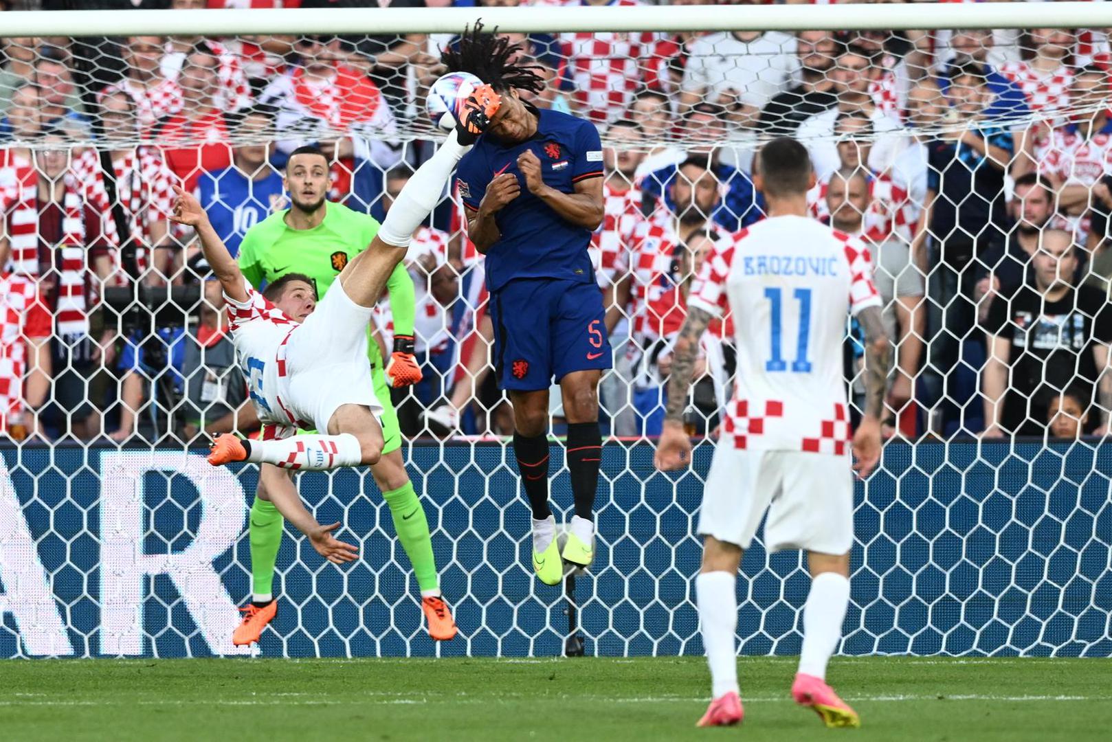 14.06.2023., stadion Feyenoord "De Kuip", Rotterdam, Nizozemska - UEFA Liga Nacija, polufinale, Nizozemska - Hrvatska. Mario Pasalic, Nathan Ake Photo: Marko Lukunic/PIXSELL