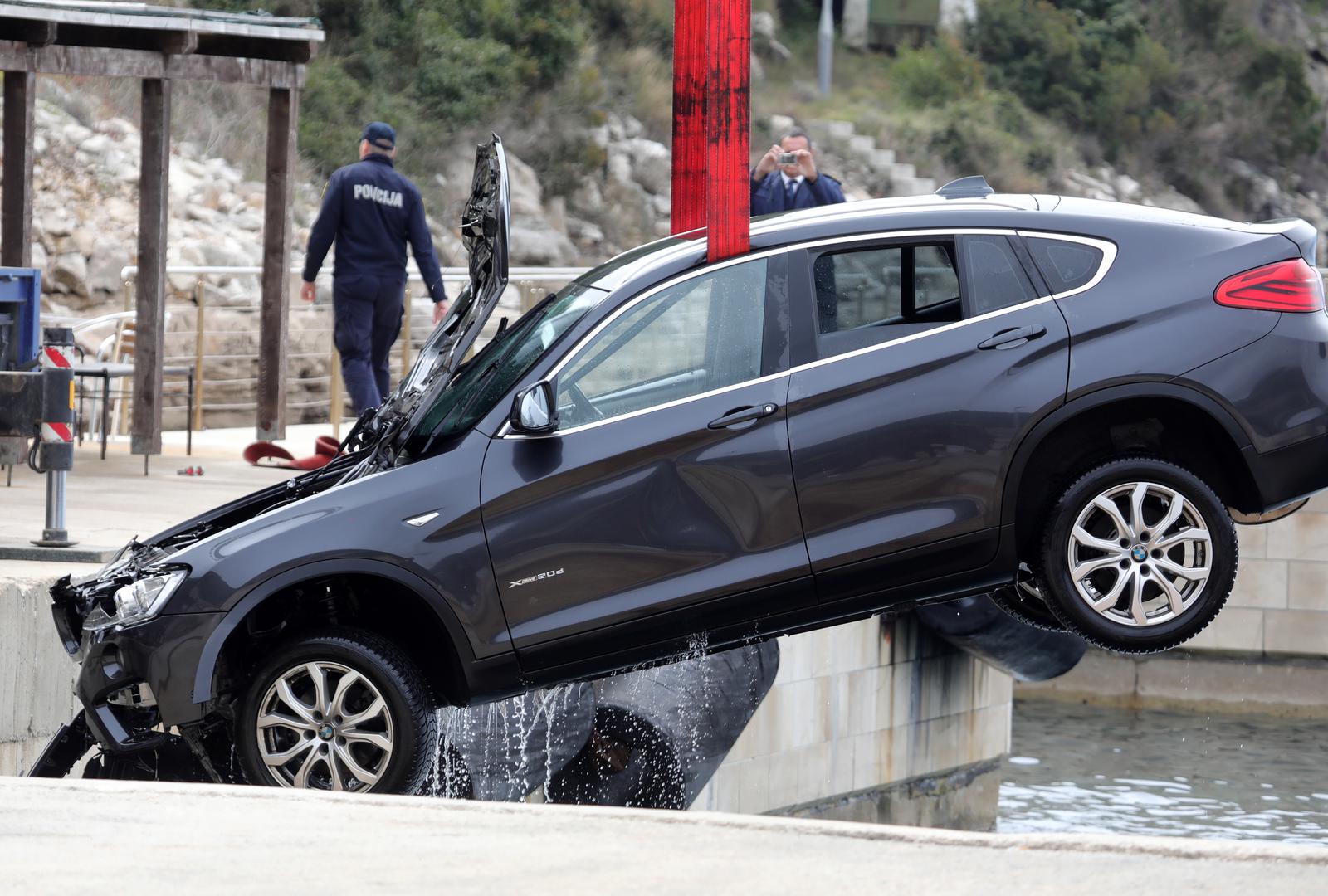 20.03.2023., Prapratno - Iz mora je izvucen osobni automobil koji je sletio u more dok su u njemu bile cetiri osobe. Tri osobe su spasene dok je jedna zenska osoba preminula.  Photo: Grgo Jelavic/PIXSELL