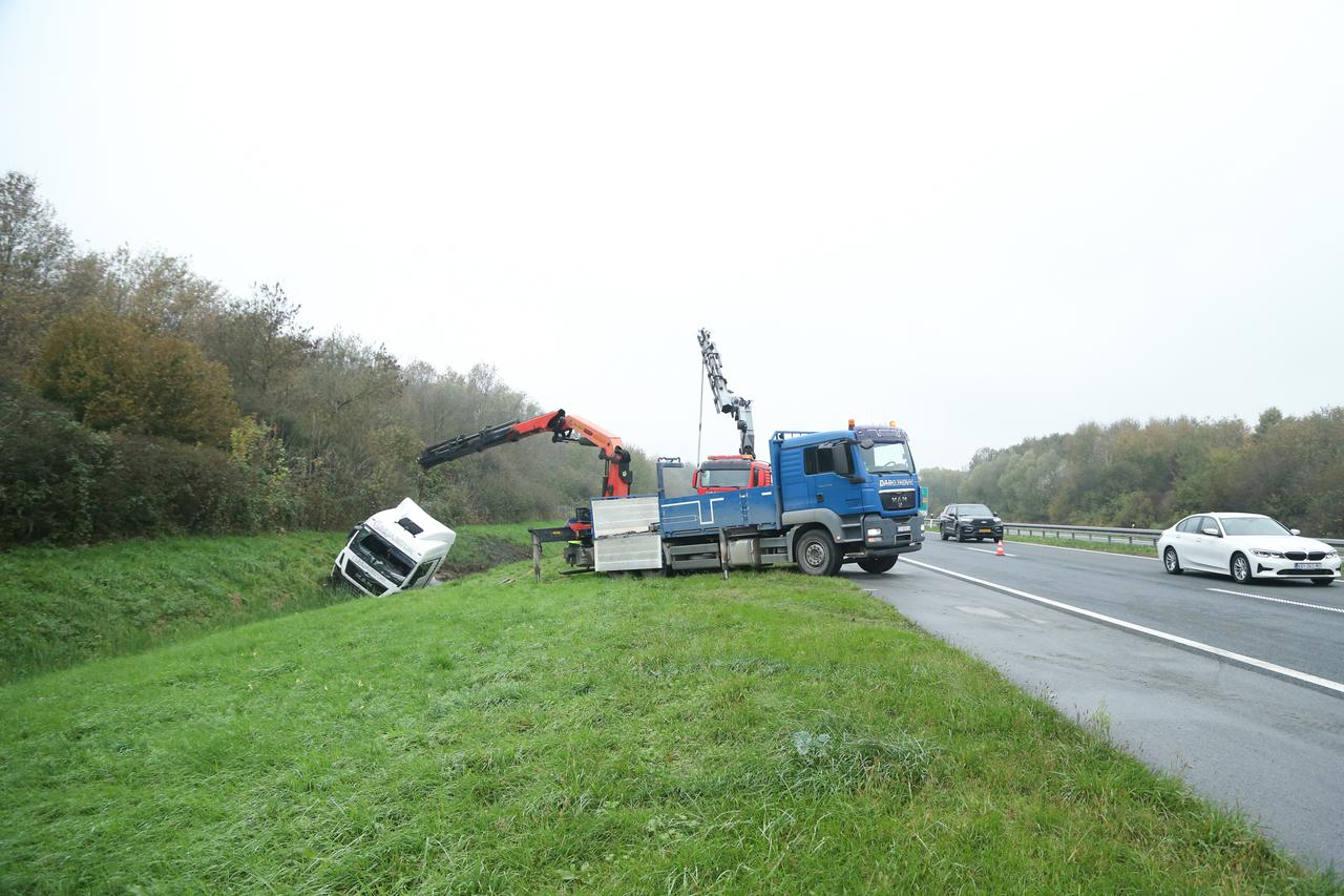 Vozač kamiona poginuo pri slijetanju s autoceste A3 kod čvora Križ