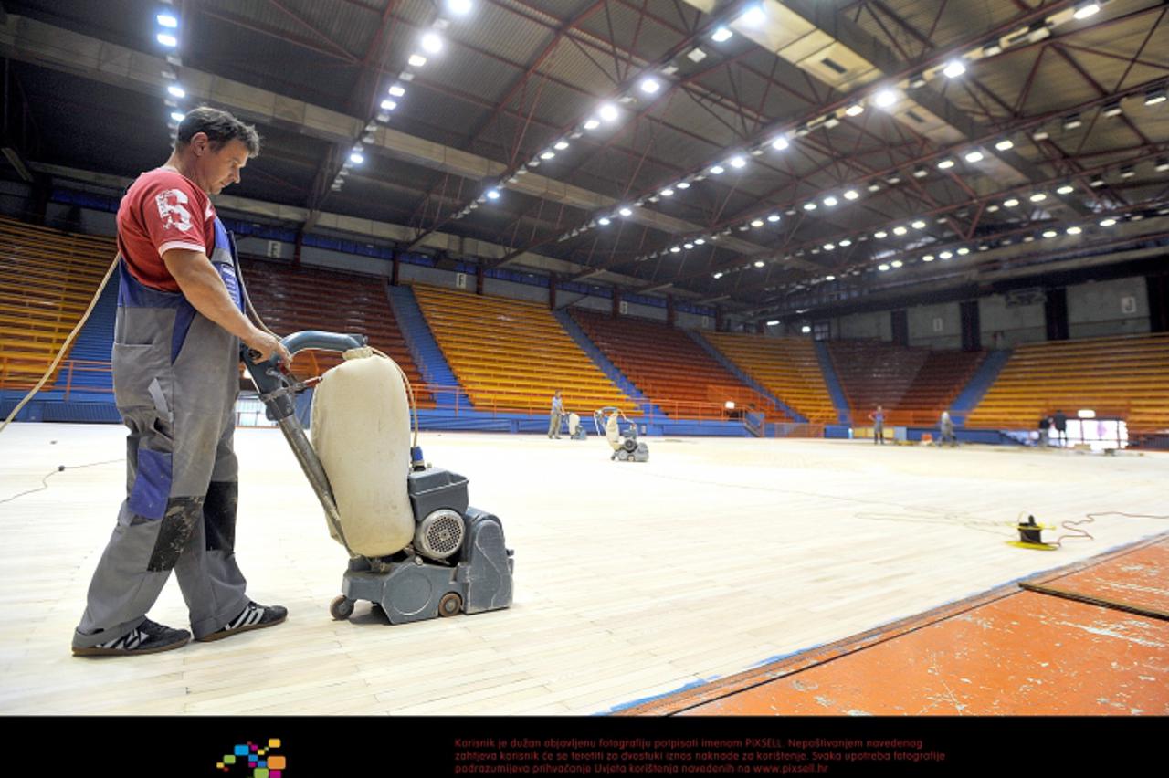 '21.09.2011., Dom sportova, Zagreb - Mala dvorana Doma sportova uredjuje se za odigravanje kosarkaskih utakmica KK Cedevite. Direktor Cedevite Kresimir Novosel obisao je dvoranu u pratnji novinara.  P