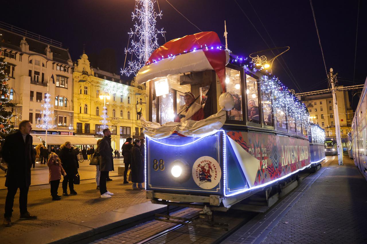 Zagreb: Veseli božićni tramvaj vozi centrom grada