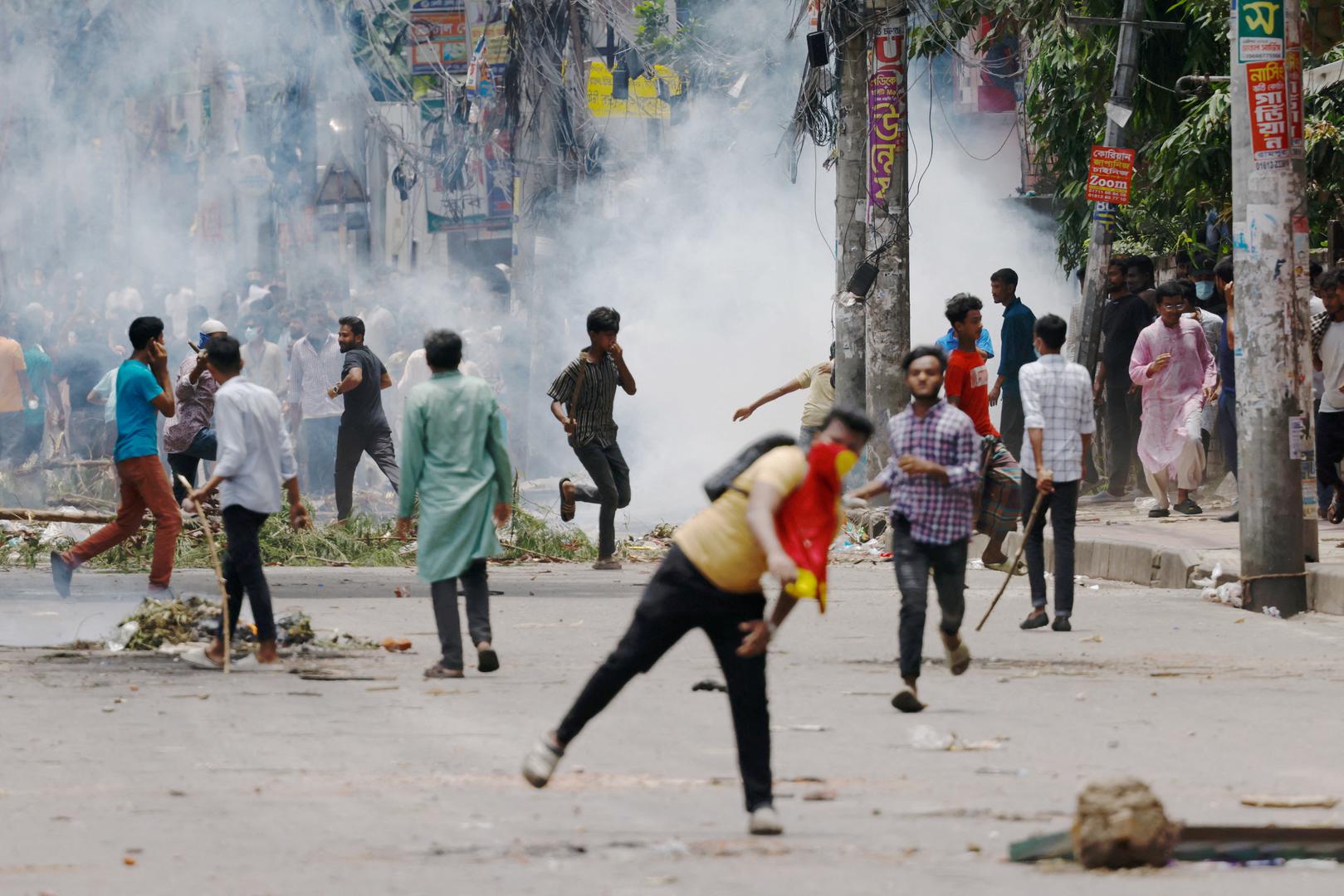 6. Dhaka, Bangladeš - Dhaka se suočava sa značajnim izazovima zbog brze urbanizacije, prometnih zagušenja, zagađenja zraka i neadekvatne infrastrukture. Prenaseljenost opterećuje resurse i usluge, što utječe na kvalitetu života.

