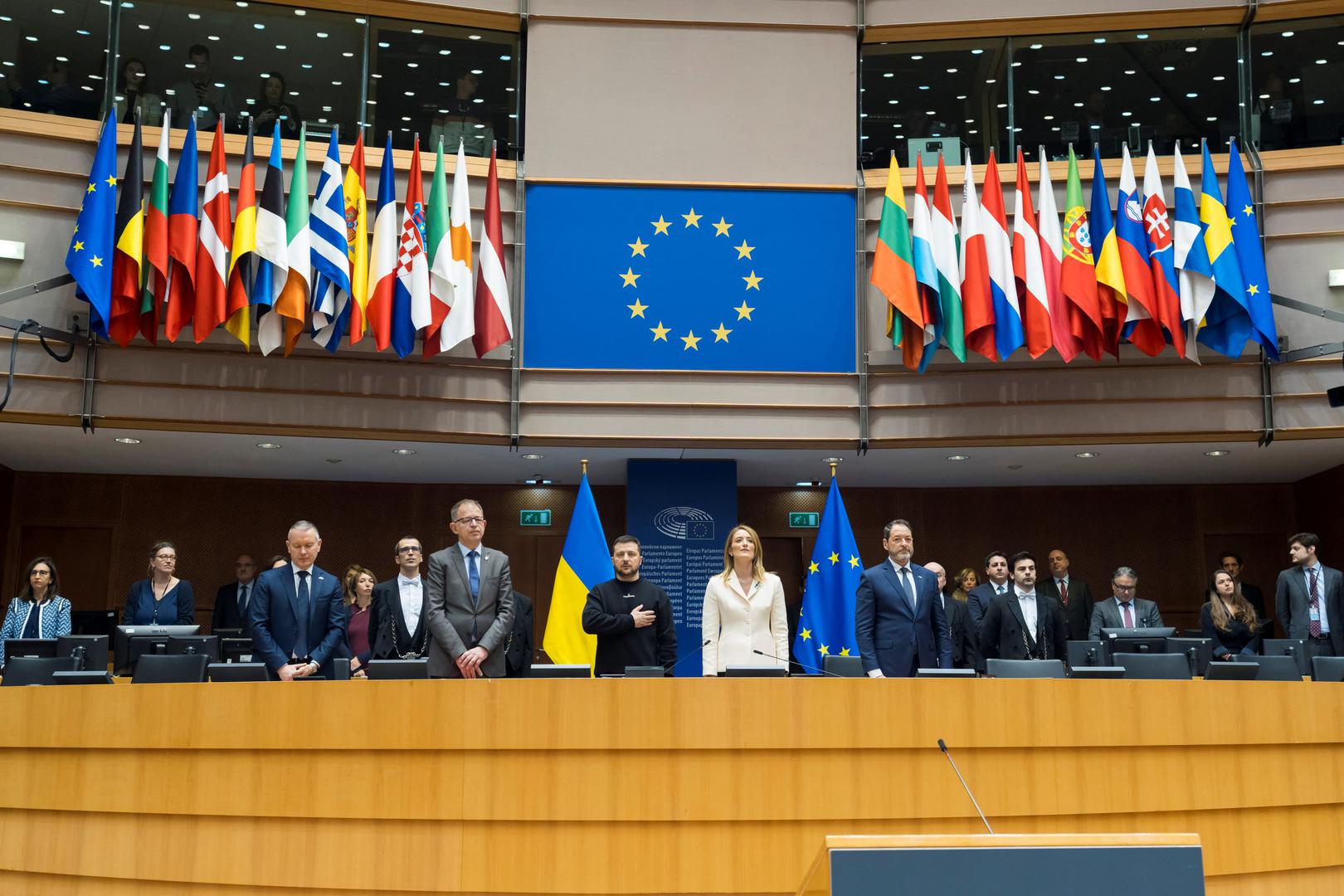 European Parliament President Roberta Metsola stands with Ukrainian President Volodymyr Zelenskiy at the European Parliament during an address, amid Zelenskiy's second international trip since Russia's invasion of Ukraine, in Brussels, Belgium February 9, 2023. Daina Le Lardic/European Union 2023/Handout via REUTERS ATTENTION EDITORS - THIS IMAGE HAS BEEN SUPPLIED BY A THIRD PARTY. MANDATORY CREDIT Photo: DAINA LE LARDIC/EU 2023/REUTERS