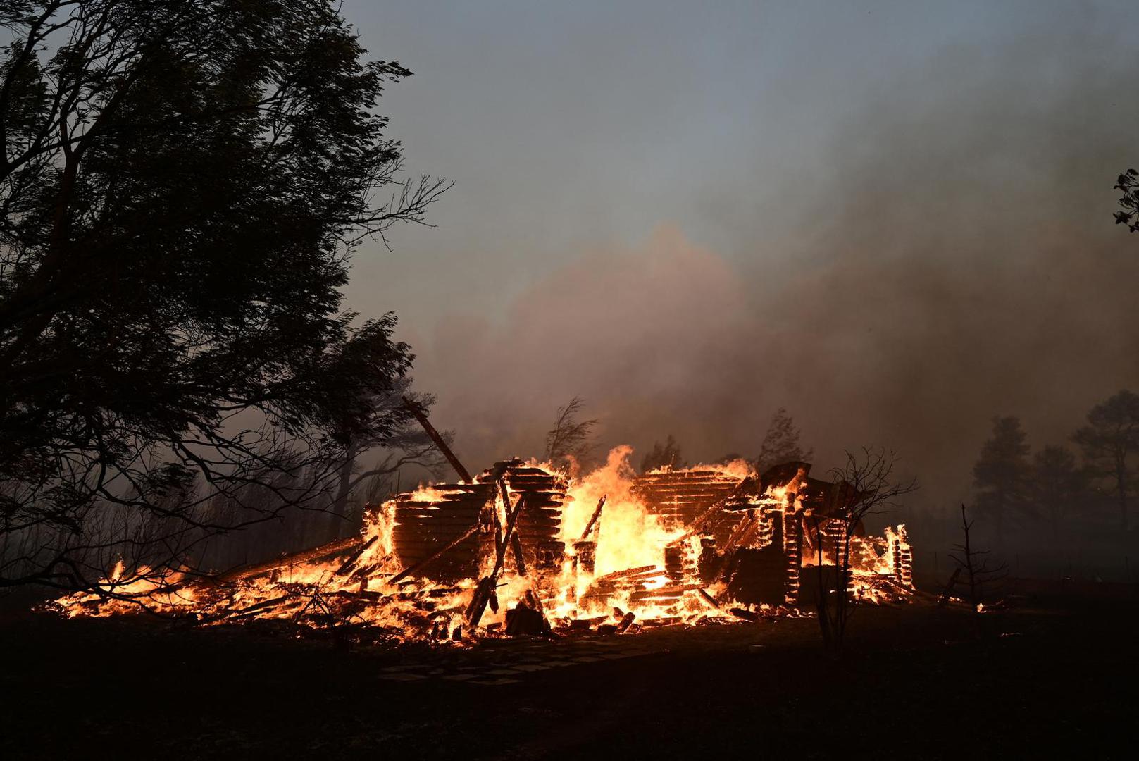 A building is seen in flames as a wildfire burns in the village of Varnavas, near Athens, Greece, August 11, 2024. Michalis Karagiannis/Eurokinissi via REUTERS ATTENTION EDITORS - THIS IMAGE HAS BEEN SUPPLIED BY A THIRD PARTY. NO RESALES. NO ARCHIVES. GREECE OUT. NO EDITORIAL OR COMMERCIAL SALES IN GREECE. Photo: Michalis Karagiannis/REUTERS