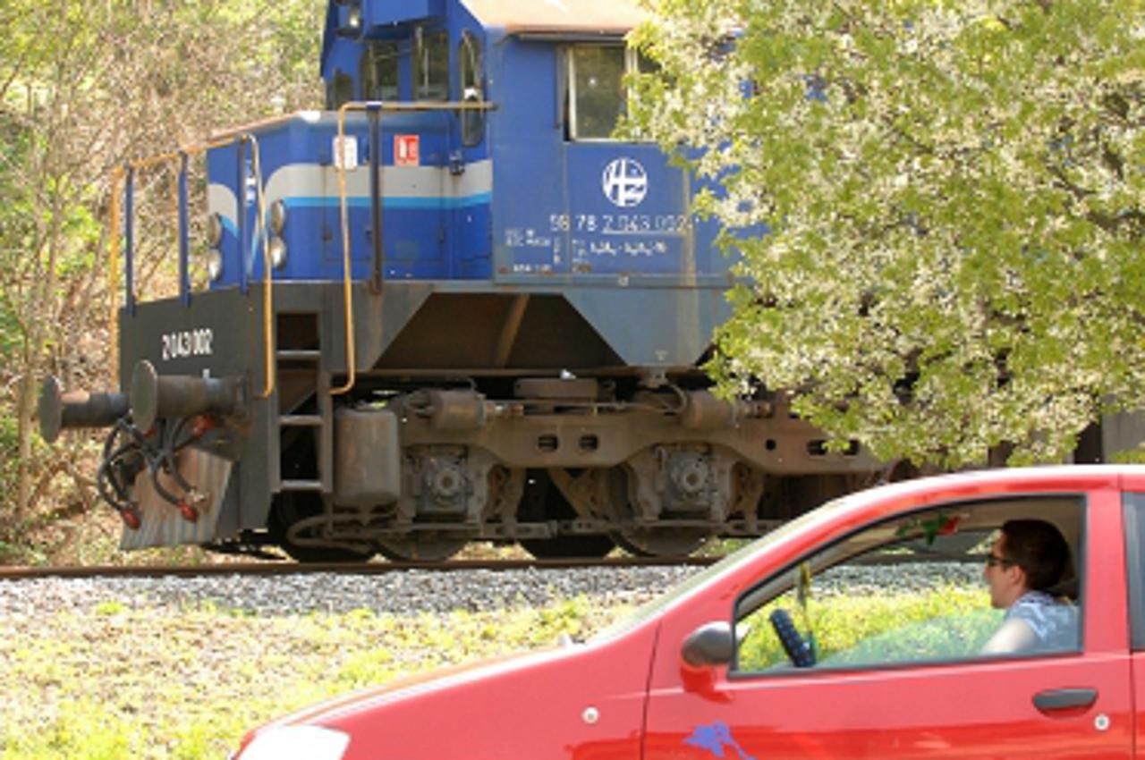 '20.04.2010., Cakovec- Na pruznim prijelazima kraj Cakovca, kod prolaza vlaka nedjeljom, promet ce zaustavljati kondukteri kako bi prosao vlak. Pruzni prijelaz kod groblja. Photo: Vjeran Zganec-Rogulj