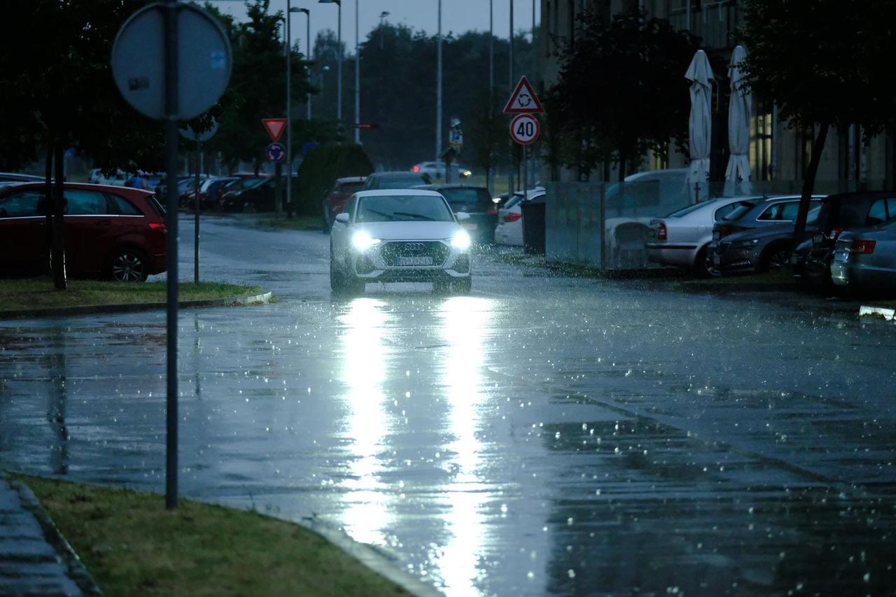 Grmljavina i kiša u večernjim satima zahvatila Zagreb 