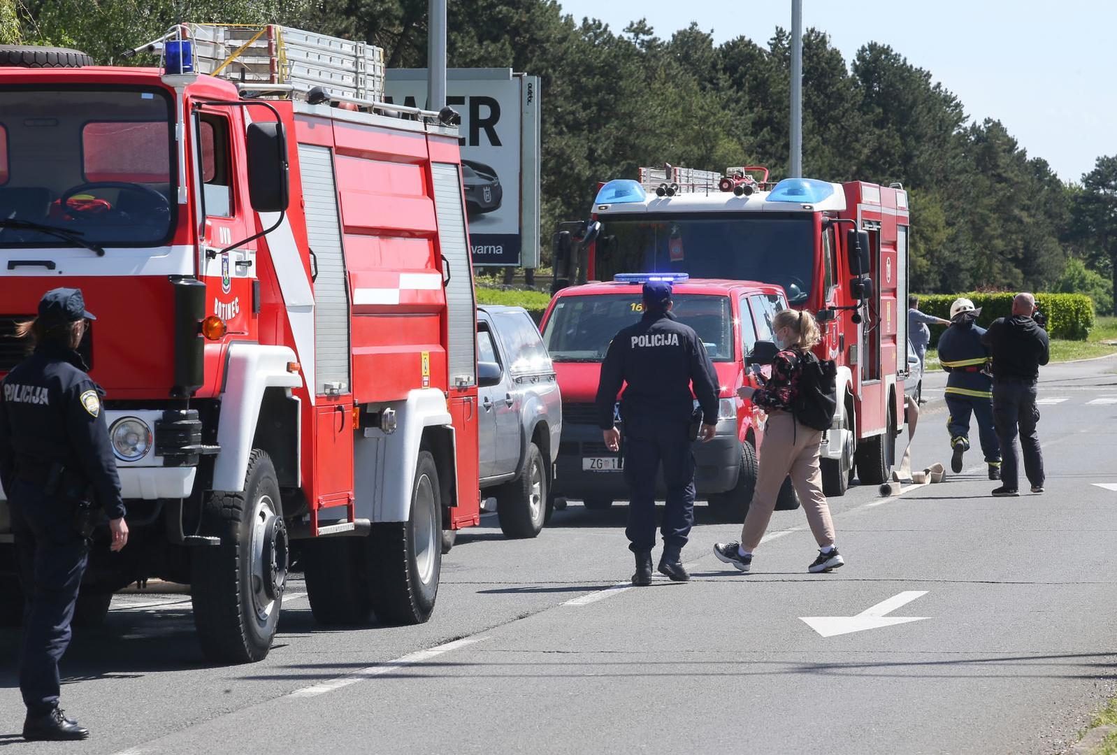 04.05.2021., Zagreb - Pozar u reciklaznom dvoristu na adresi Sarajevska cesta je lokaliziran, a u tijeku je raskapanje i dogasivanje. vatra je zahvatila cetiri kontejnera s plastikom i papirom, a na teren je izisla Javna vatrogasna postrojba s 21 vatrogascem i sest vatrogasnih vozila, uz Dobrovoljna vatrogasna drustva Botinec, Hrasce i Sveta Klara. Uzrok pozara bit ce poznat nakon policijskog ocevida.
Photo: Matija Habljak/PIXSELL