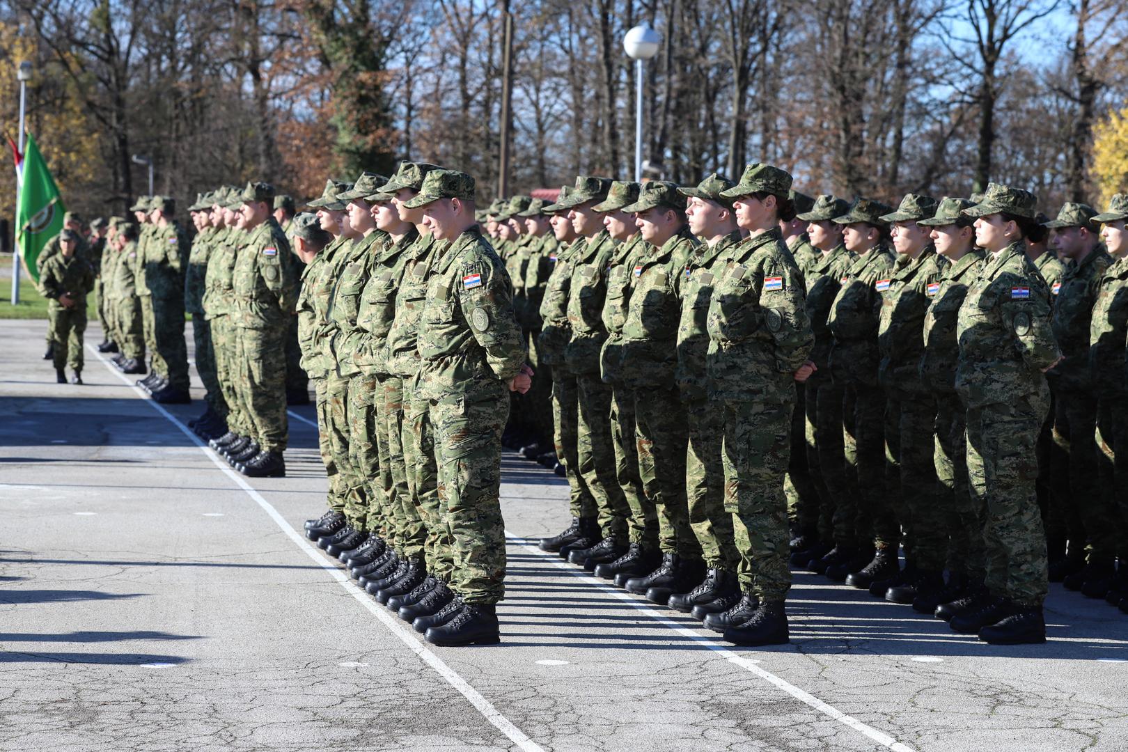 25.11.2022., Gasinci - Na vojnom poligonu 'Gasinci', ministar obrane RH Mario Banozic, urucio je 116 ugovora polaznicima 41. narastaja Specijalisticke vojne obuke (SVO) roda oklopnistva i pjesastva o vojnickoj sluzbi, medu kojima se nalazi i 31 vojnikinja. Photo: Dubravka Petric/PIXSELL