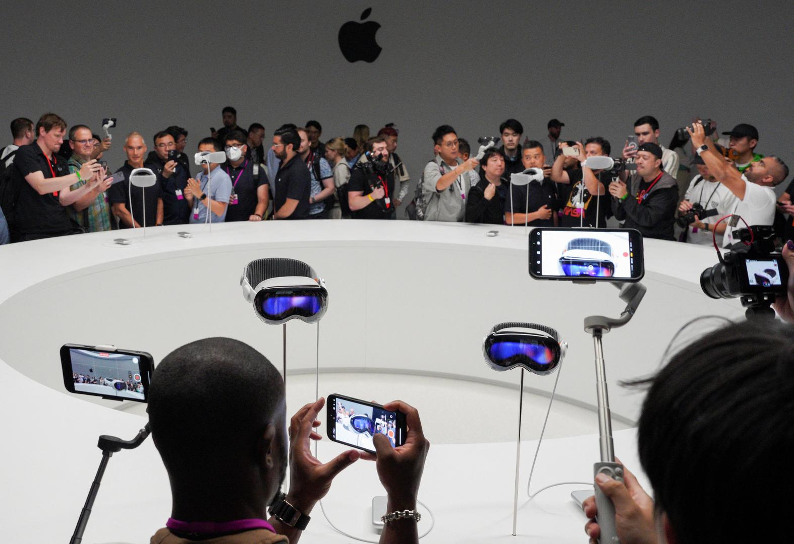 People use phones as Apple's Vision Pro headsets are on display at Apple's annual Worldwide Developers Conference at the company's headquarters in Cupertino, California, U.S. June 5, 2023. REUTERS/Loren Elliott Photo: LOREN ELLIOTT/REUTERS