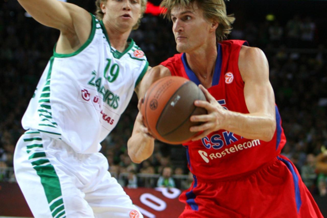 \'Zalgiris Kaunas\'s Mindaugas Kuzminskas (L) vies with CSKA Moscow Andrei Kirilenko during their Euroleague group B basketball match in Zalgirio Arena in Kaunas on October 17, 2011.  AFP PHOTO/PETRA 