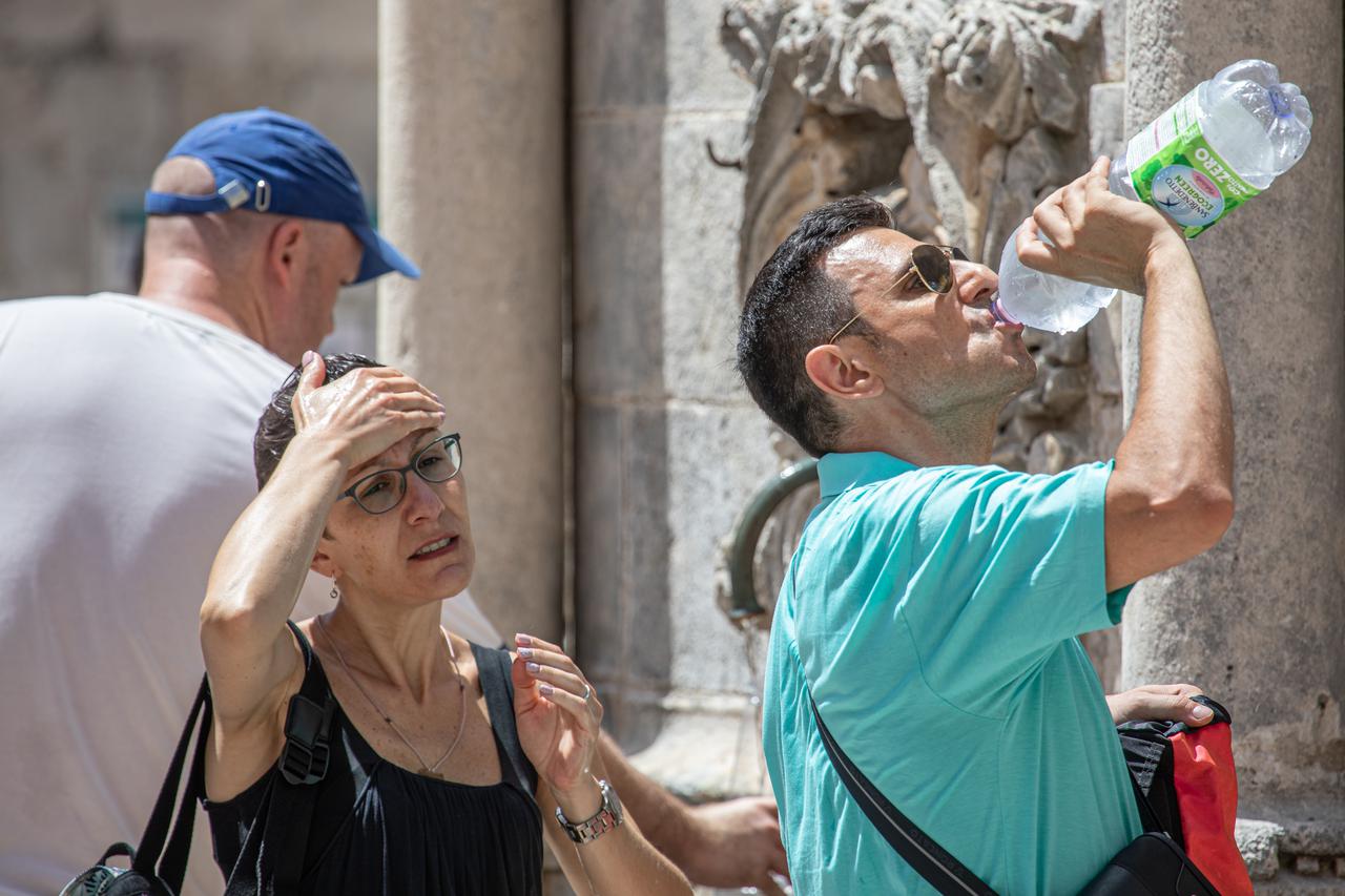 Dubrovnik: Velike vrućine i gužve turista na Stradunu mnoge su natjerale na veliku i malu Onofrijevu fontanu po osvježenje