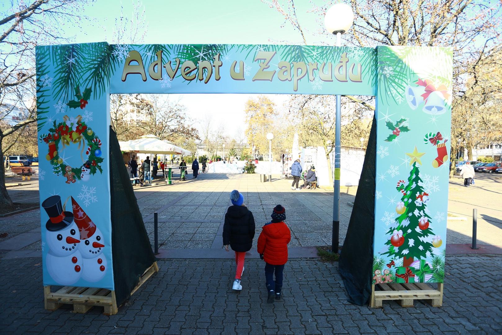 U nekoliko kvartova u gradu postavljena su klizališta gdje klinci, ali i odrasli mogu uživati tijekom blagdana. U nastavku vam donosimo neke od lokacija na kojima možete uživati.