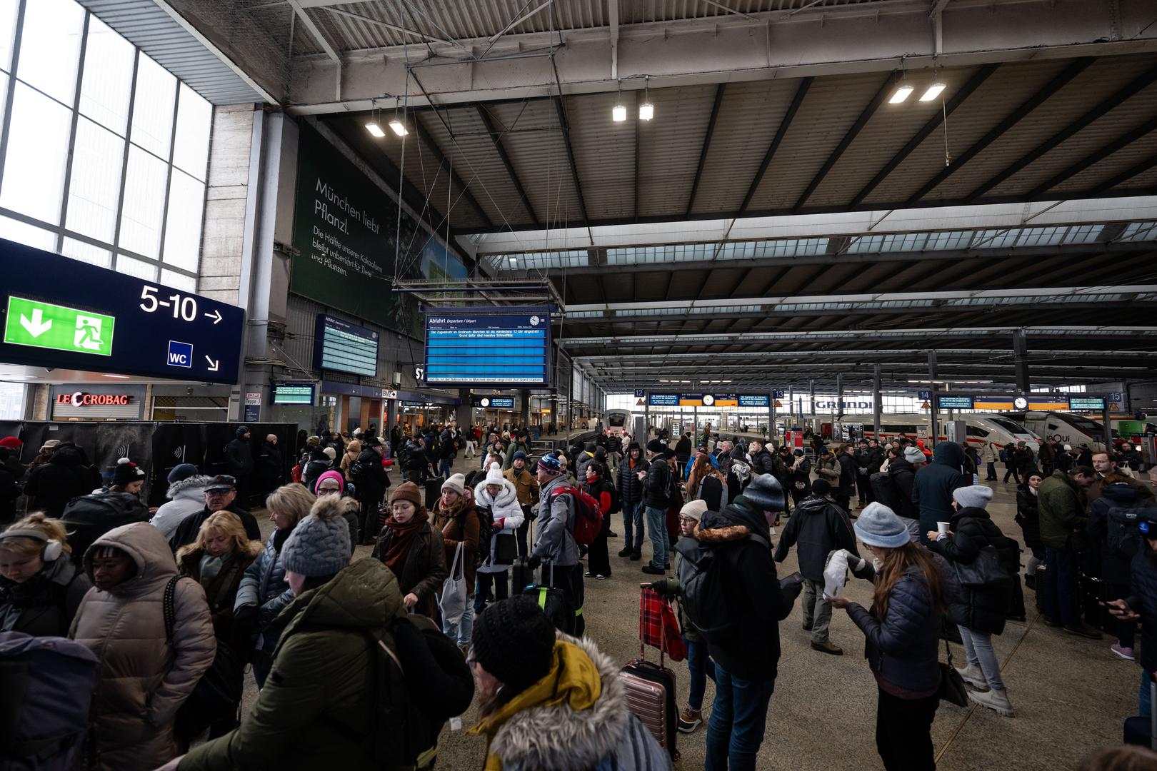 02 December 2023, Bavaria, Munich: Travelers wait at the main station, where train services to and from the main station have been temporarily suspended due to heavy snowfall. Snow and ice have caused chaos on the roads and on the railroads in southern Bavaria. Photo: Lukas Barth/dpa Photo: Lukas Barth/DPA