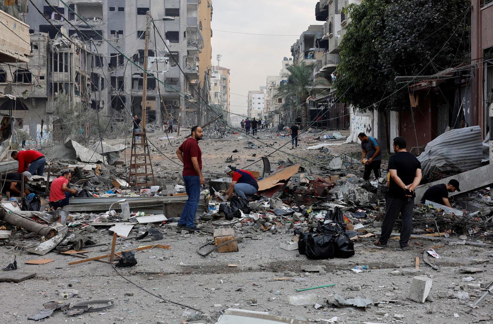 Palestinians inspect the damage in the aftermath of Israeli strikes, in Gaza City, October 11, 2023. REUTERS/Mohammed Salem REFILE - CORRECTING "NORTHERN GAZA STRIP" TO "GAZA CITY\ Photo: MOHAMMED SALEM/REUTERS