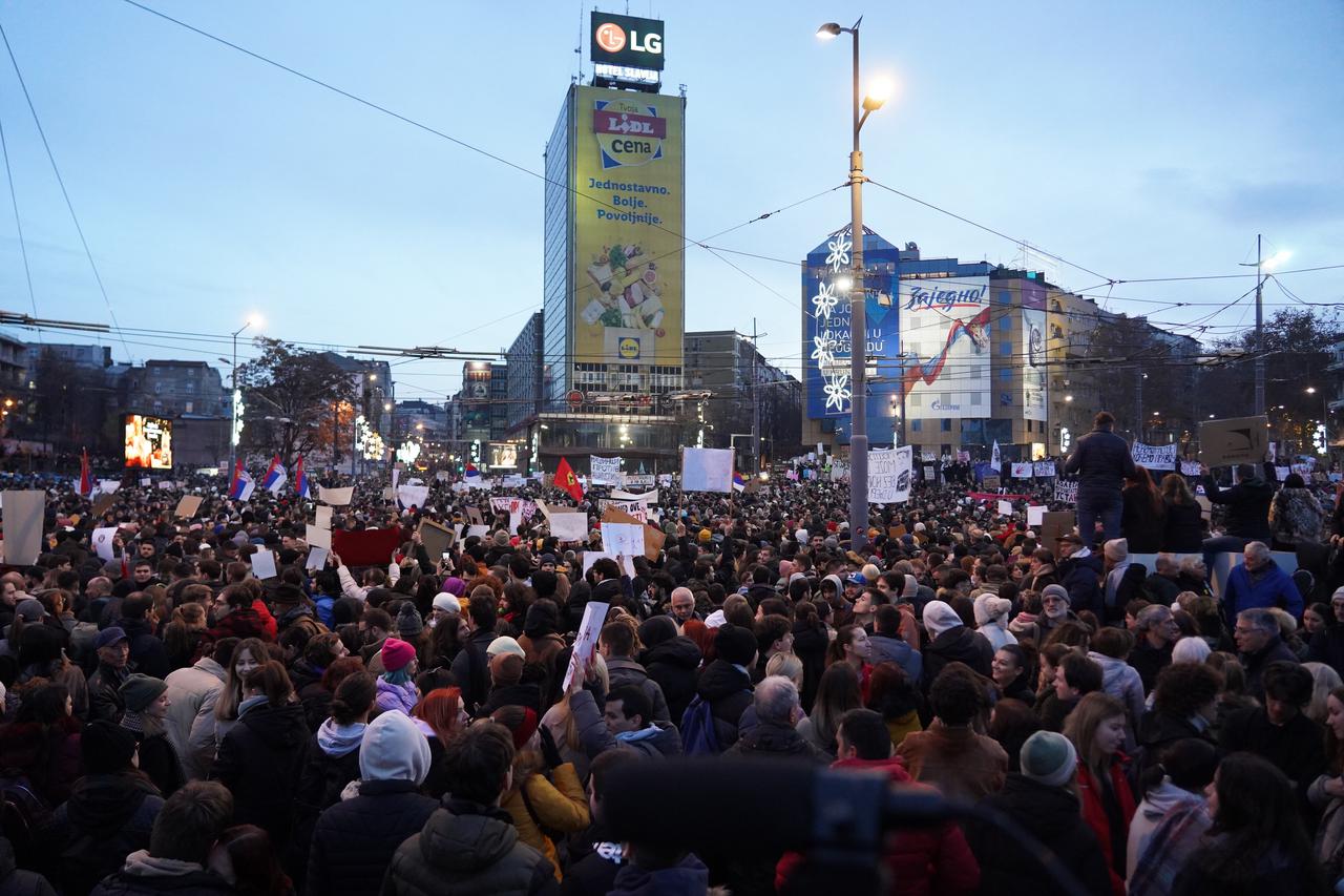 Tisuće ljudi prosvjeduju na ulicama Beograda