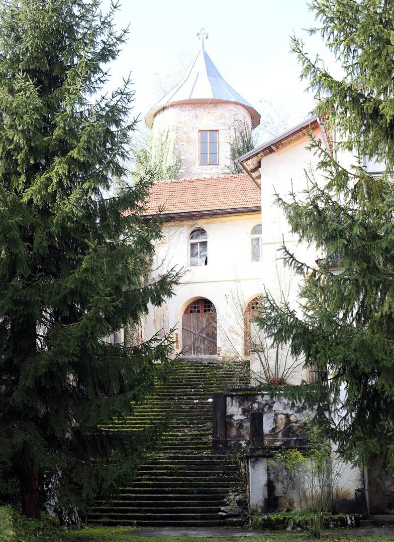 Tko je htio, u dvorcu je i prespavao. Tada, '80-ih počinje njegovo propadanje. Dvorac je zatvoren, a nakratko u ratu postaje bolnica