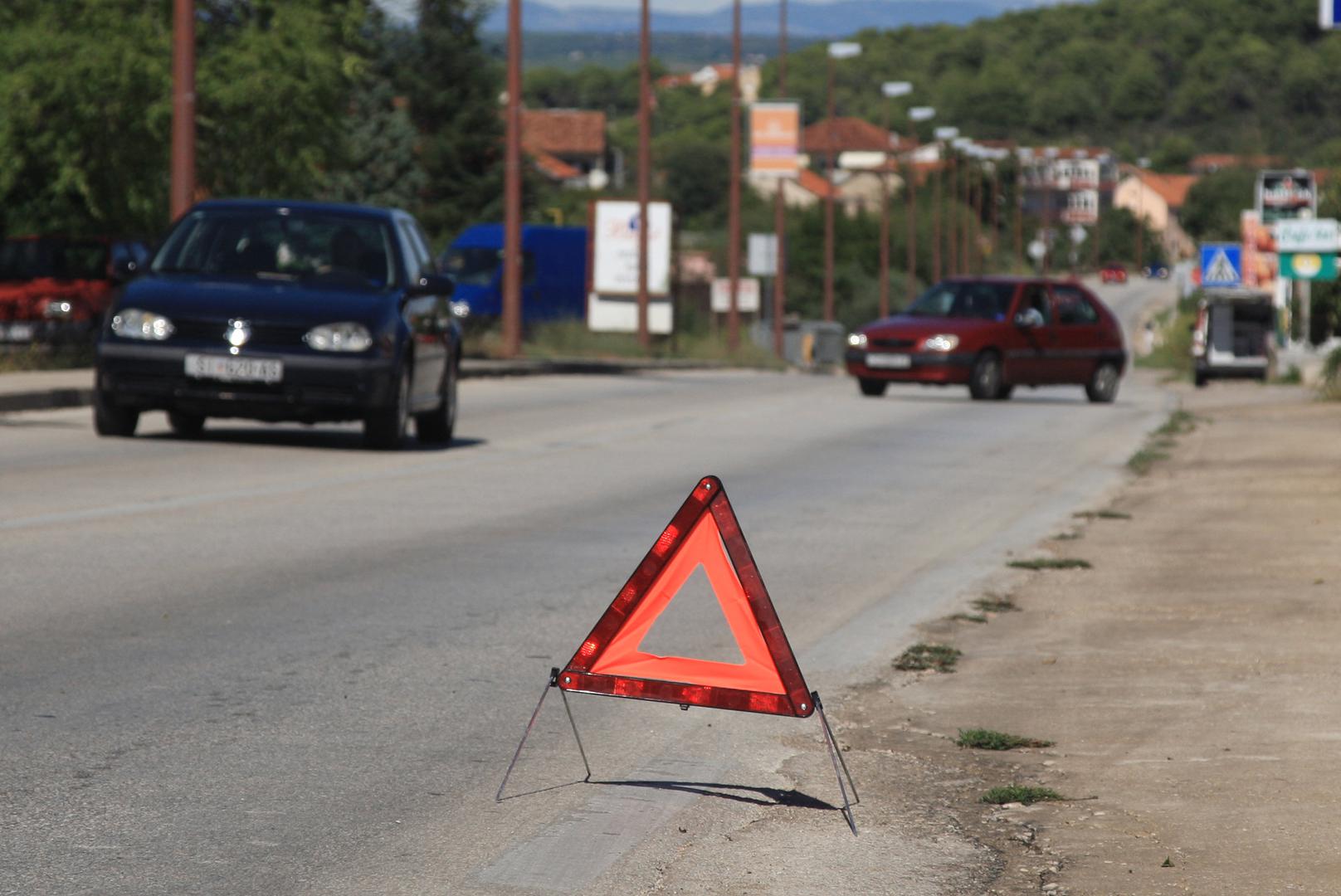 Sigurnosni trokut također je jedna od stavki koje su obavezne u svakom automobilu, tako da nikako nemojte preskočiti imati barem jedan u svom vozilu. RAC predlaže vozačima da imaju dva takva trokuta - jedan koji možete postaviti iza automobila, a jedan ispred. 